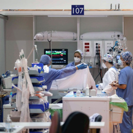 Sanitarios del Hospital Universitario Central de Asturias (HUCA), en Oviedo, atienden a pacientes graves afectados por covid-19, en la UCI instalada en el gimnasio del centro hospitalario.