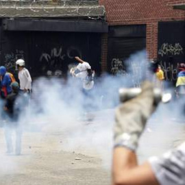 Enfrentamientos en las protestas opositoras en Caracas /EUROPA PRESS