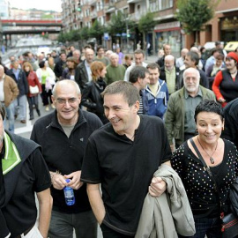 La abogada Jone Goirizelaia (2d), junto a los dirigentes abertzales Arnaldo Otegui (c) o Rafa Díez Usabiaga (i), entre otros; en una manifestación por la independencia del País Vasco /EFE