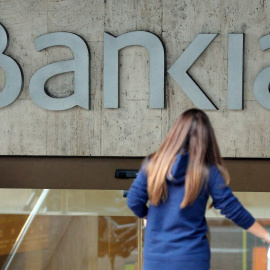 Una mujer entra en la oficina de la sede central de Bankia en Valencia. EFE/Kai Försterling