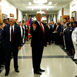 El Presidente Donald Trump, acompañado del Vicepresidente Mike Pence, durante una visita al Pentágono /REUTERS (Kevin Lamarque)