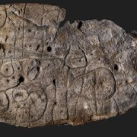 Una losa grabada y olvidada en Bretaña resulta ser el primer mapa en relieve europeo