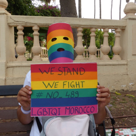 Amer solicitante de asilo LGTBI en Melilla, sostiene un cartel reivindicativo contra el código penal marroquí que criminaliza la homosexualidad.- ROSA SOTO