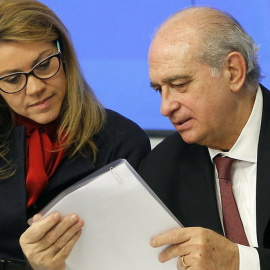 La ex secretaria general del PP y exministra María Dolores de Cospedal y el exministro de Interior Jorge Fernández Díaz, en una imagen de archivo. EFE