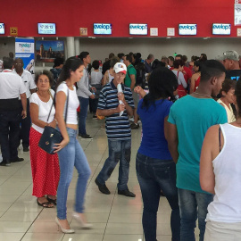 Al aeropuerto de La Habana llegan 19 vuelos semanales de Madrid, por lo que sobran capacidades para enviar turistas cubanos a España. /Raquel Perez