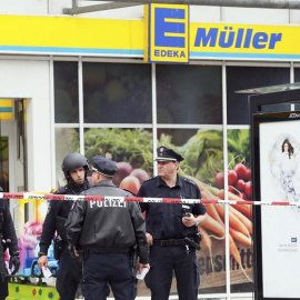 La policía monta guardia frente a un supermercado en Hamburgo (Alemania) hoy, 28 de julio de 2017 en donde, según fuentes policiales, un hombre ha atacado a cuchilladas a varias personas. Una persona ha fallecido y varias resultaron heridas. El sospecho