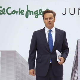 El expresidente de El Corte Inglés, Dimas Gimeno, posa para los periodistas antes de la junta de accionistas del grupo de distribución, en agosto de 2017. EFE/Antonio Quilez