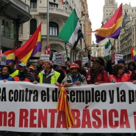 Centenars de persones que es manifesten contra la precarietat en una imatge d'arxiu.