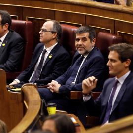 Los diputados de JxCAT, Jordi Sánchez, Jordi Turull y Josep Rull, junto al líder de Ciudadanos, Albert Rivera. - EFE