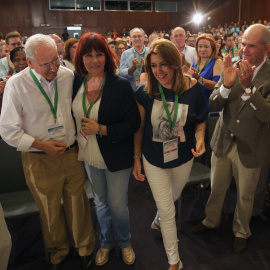 La presidenta andaluza y secretaria general del PSOE-A, Susana Díaz, junto a los expresidentes de la Junta José Antonio Griñan (i) y Manuel Chaves (d); el ex vicepresidente Alfonso Guerra (2i)¡ y la expresidenta del PSOE, Micaela Navarro,c., al comien