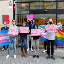 Membres de l'Observatori Contra l'Homofòbia concentrats davant del centre LGTBI de Barcelona. ​