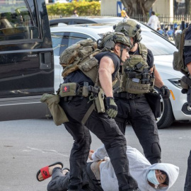 La Policía arresta a un manifestante en Miami, Florida.