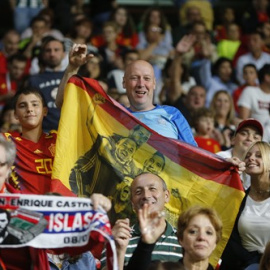 Parte del público observa a la Selección Española de Fútbol contra las Islas Feroe en el estadio de El Molinón (Gijón).