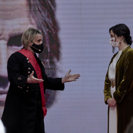 Nacho e Isabel Díaz Ayuso durante la entrega de la Gran Cruz  de la Orden del Dos de Mayo. - EUROPA PRESS