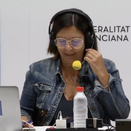 La periodista Ángels Barceló durante una emisión de Hoy por hoy desde València.