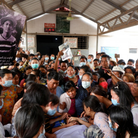 La gente llora mientras asiste al funeral de Kyaw Win Maung, quien fue asesinado a tiros durante una protesta contra el golpe militar, en Mandalay. - Reuters