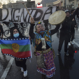 Un manifestante sostiene una bandera mapuche durante una protesta contra el manejo del gobierno de la pandemia del coronavirus.