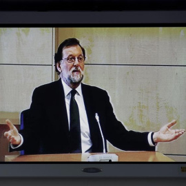 Imagen del monitor de la sala de prensa de la Audiencia Nacional de San Fernando de Henares donde el presidente del Gobierno, Mariano Rajoy, presta declaración como testigo para el caso Gürtel / EFE