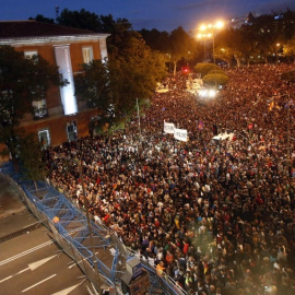 Miles de manifestantes frente al Congreso de los Diputados durante una de las protestas de Rodea el Congreso en 2012.-REUTERS