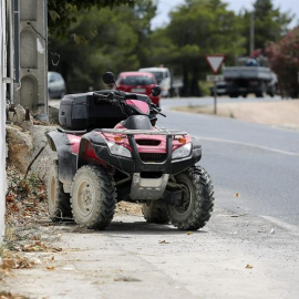 Vista del quad que conducía Ángel Nieto, 'doce más uno' veces campeón del mundo de motociclismo, que permanece ingresado en estado grave en la Policlínica Nuestra Señora del Rosario de Ibiza. /EFE