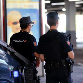 Imagen de archivo de dos agentes de la Policía Nacional. - EFE