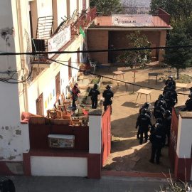 Agents dels Mossos a la Casa Buenos Aires.