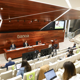 (I-D) El consejero delegado de Bankia, José Sevilla; la directora general adjunta de Comunicación y Relaciones Externas, Amalia Blanco; y el director general adjunto financiero de Bankia, Leopoldo Alvear, durante la presentación de los resultados hasta