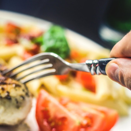 Más de 200.000 toneladas de comida van cada año del plato a la basura en los hogares españoles.