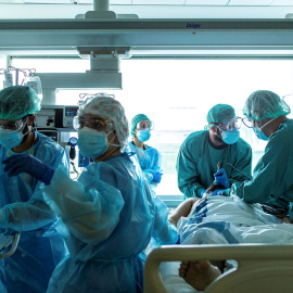 Varios profesionales sanitarios trabajan en la UCI del Hospital de Bellvitge, en Hospitalet de Llobregat.