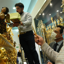 El presidente de la Junta, Juanma Moreno, visita la Basílica de la Macarena (Sevilla)