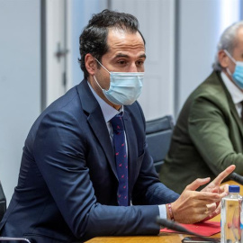 27/10/2020.- El vicepresidente de la Comunidad de Madrid, Ignacio Aguado (i), durante la reunión del Grupo Covid entre miembros del gobierno central y de la comunidad de Madrid.