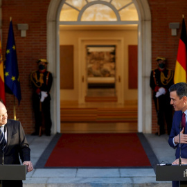 El presidente del Gobierno, Pedro Sánchez, junto al canciller alemán, Olaf Scholz, durante la rueda de prensa posterior a su reunión en el Palacio de la Moncloa.