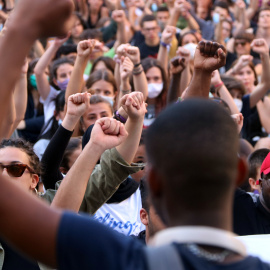 Centenars de persones protesten pels carrers de Manresa contra l'agressió policial racista al Bages el juny del 2020.