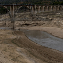 Vista del viaducto de Entrepeñas, Guadalajara, en un paisaje marcado por la sequía.