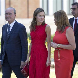 Susana Díaz, presidenta de la Junta de Andalucía junto a la Reina Letizia. / EFE