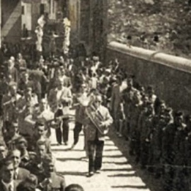 : Imagen de una de las procesiones de Benasque, en las que se interpretaba la pieza a principios de los años 40, con autoridades y fuerzas de seguridad en el cortejo. Foto: Cedida por Antonio Merino