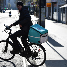 24/03/2020. Imagen de archivo de un 'rider' de Deliveroo en bicicleta, en Londres. - Reuters