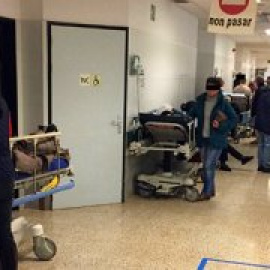 Pacientes en los pasillos, camillas prestadas y ambulancias paradas en el hospital que dirige la prima de Feijóo