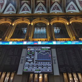 Vista de los paneles informativos en el patio de negociación de la Bolsa de Madrid. EFE/Altea Tejido