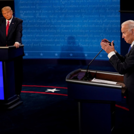 Joe Biden responde a una pregunta mientras el presidente Donald Trump escucha durante el segundo y último debate presidencial en el Curb Event Center de la Universidad de Belmont en Nashville. Morry Gash / Pool / REUTERS