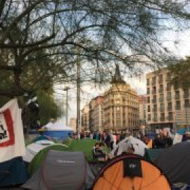 "El futur l’haurem de lluitar nosaltres", les diverses raons dels joves acampats a la plaça Universitat