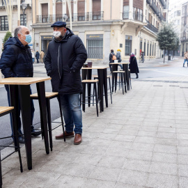 Un par de clientes conversa en la terraza de un bar en Valladolid.