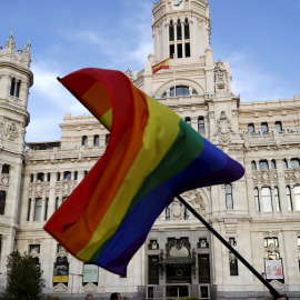 03/07/2021.- Un momento de la marcha del Orgullo LGTBI a su paso por el Palacio de Cibeles, sede del Ayuntamiento de Madrid, que se celebra hoy sábado en la capital. EFE/Gandul