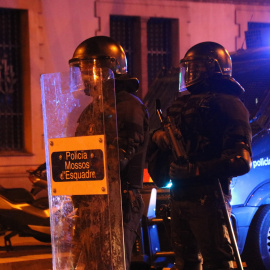 Dos agents dels Mossos d'Esquadra durant una manifestació a Barcelona contra l'empresonament de Pablo Hasel.