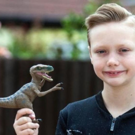 El pequeño Charlie Edwards corrige un error del Museo de Historia Natural de Londres. THE TELEGRAPH