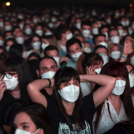 Un momento del concierto que ha ofrecido hoy Sábado el grupo Love of Lesbian en el palau Sant Jordi de Barcelona, el primer directo masivo en pandemia.