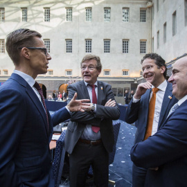 El ministro de Economía español en funciones, Luis de Guindos, el presidente del Eurogrupo, Jeroen Dijsselbloem, el ministro belga de Finanzas, John Robert Overtveldt, y el ministro finlandés de Finanzas, Alexander Stubb, durante una reunión informal 