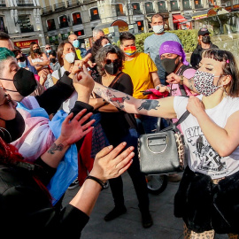 Una neonazi se enfrenta a varias activistas trans en una concentración a favor de los derechos de las personas trans, a 31 de marzo de 2021, en Madrid (España).