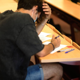 Estudiante haciendo un examen en la Universidad