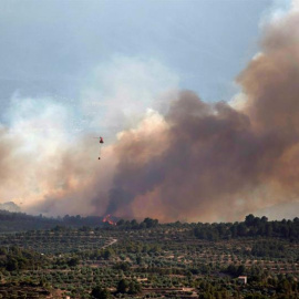 Tasques d'extinció de l'incendi de la Ribera d'Ebre al municipi de Bovera. EFE / Mario Gascón